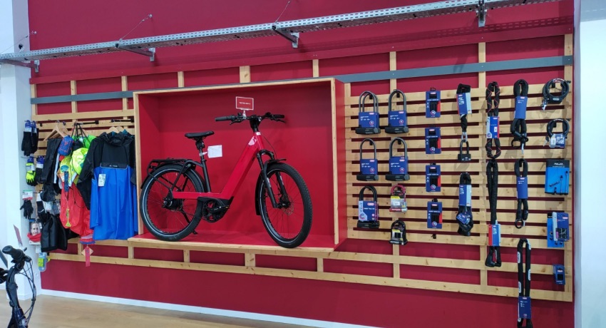 Un vélo à assistance électrique et différents accessoires dédiés au vélo dans le showroom de Cyclable Besançon.