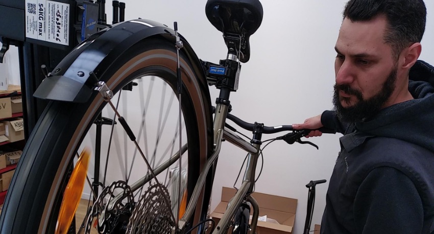 Martin, mécano-vendeur, répare les vélos de toute marque dans l'atelier de Cyclable Besançon. 