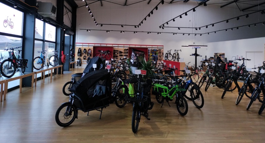 De nombreux vélos électriques et vélos cargo dans le showroom du magasin Cyclable Besançon.
