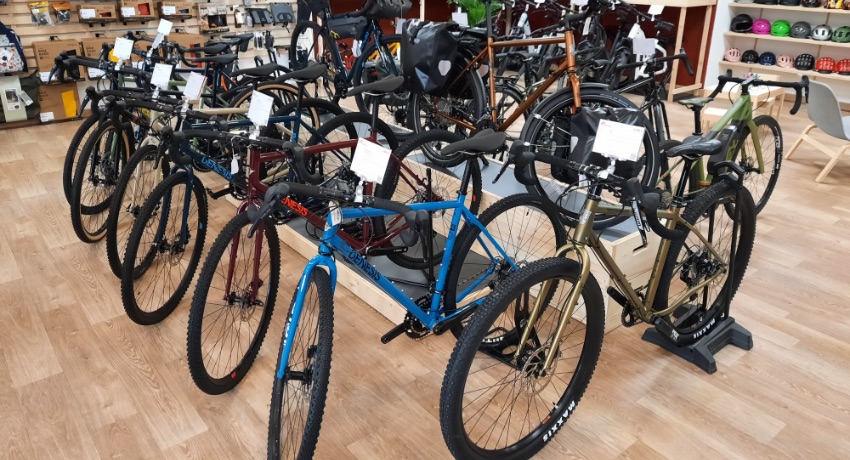 Des vélos de gravel de la marque Genesis dans le nouveau magasin de Cyclable Avignon.