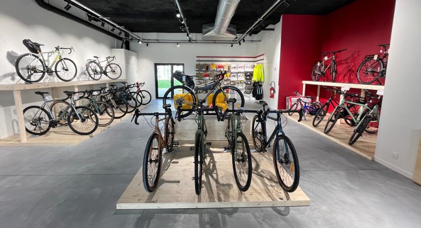 Des vélos de gravel en configuration bikepacking dans le nouveau magasin Cyclable Nantes Beaujoire.
