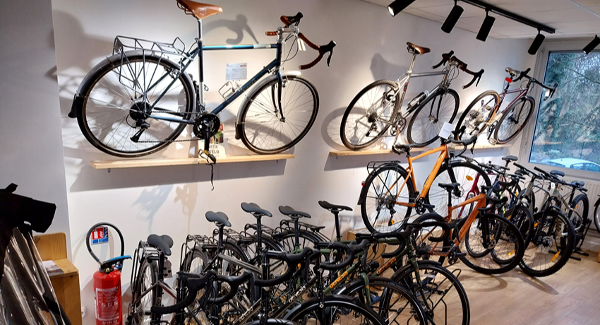 Des gravel et vélos de voyage dans le showroom de Cyclable Parly 2.