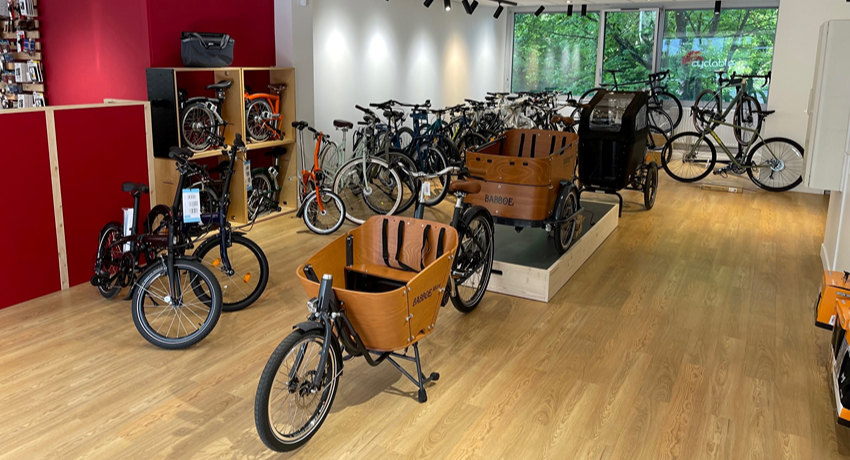Des vélos cargo et VAE dans l'espace de vente du magasin Cyclable Parly 2.