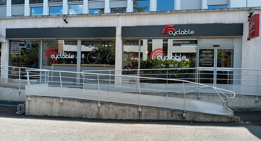La devanture du magasin Cyclable Parly 2 accessible grâce à un plan incliné.