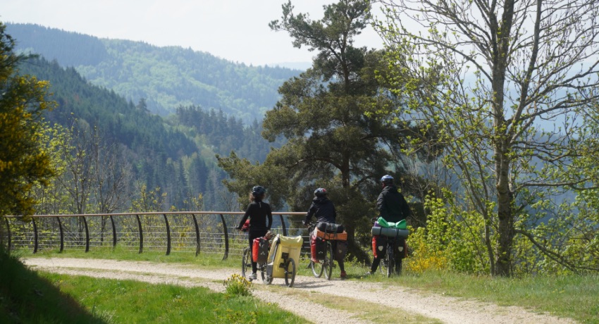 Un groupe de randonneurs à vélo sur la Dolce Via en Ardèche
