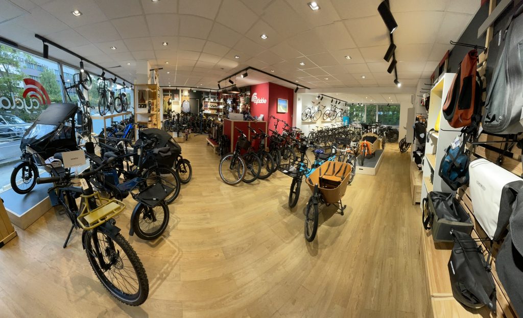 Des vélos cargo et VAE dans l'espace de vente du magasin Cyclable Parly 2.