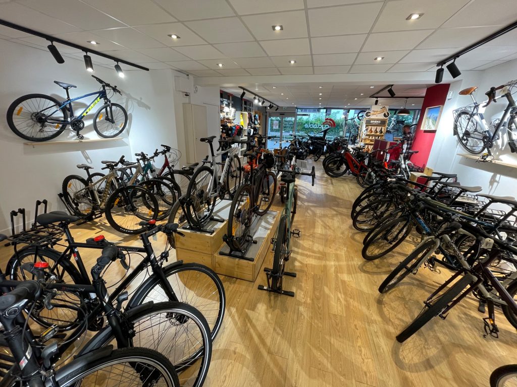 Des gravel et vélos de voyage dans le showroom de Cyclable Parly 2. 