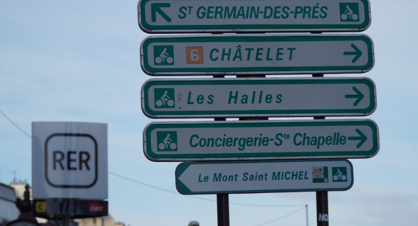 Panneau indicateur de la Véloscénie dans le centre de Paris. 