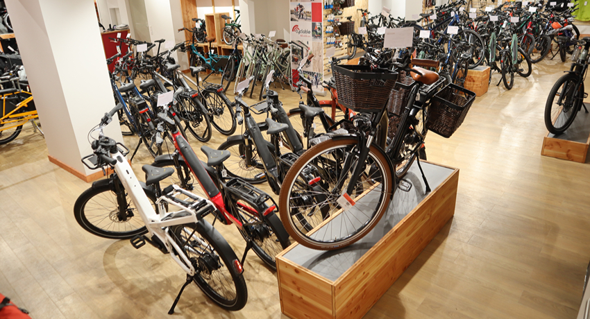 De nombreux VAE urbains en exposition dans le showroom de Cyclable Issy-les-Moulineaux.