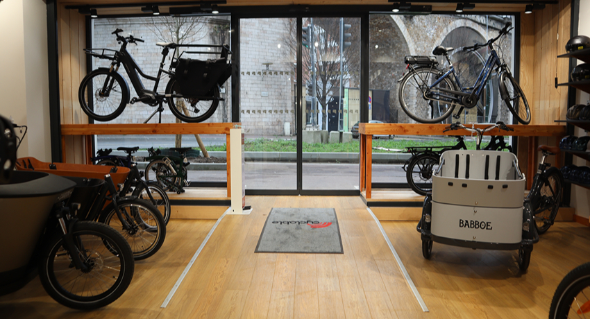 L'entée lumineuse de Cyclable Issy-les-Moulineaux avec plusieurs vélos cargo en exposition.