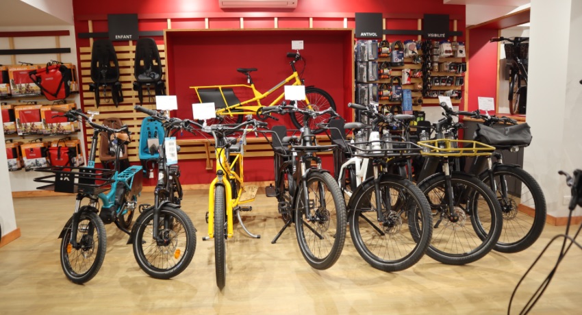 Des vélos longtail dans le showroom de Cyclable Issy-les-Moulineaux.