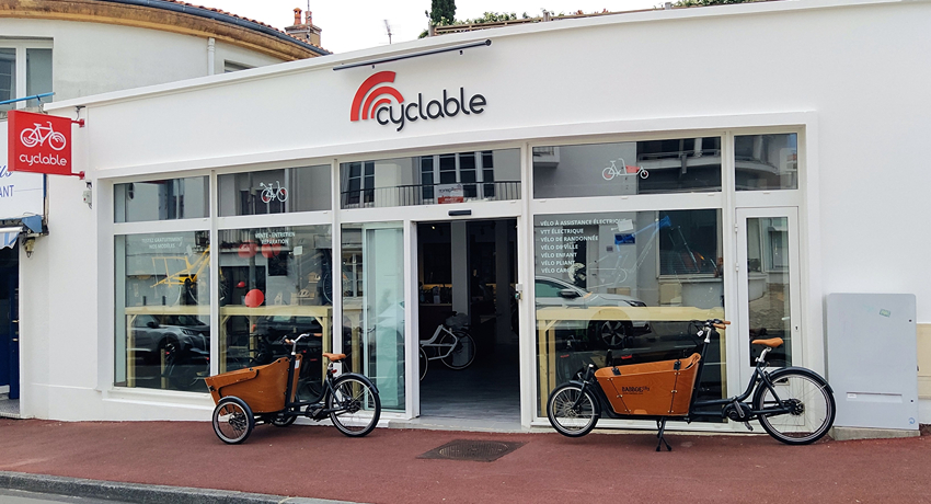 La devanture vitrée du nouveau magasin de vélos Cyclable Royan, typique de l'architecture locale.