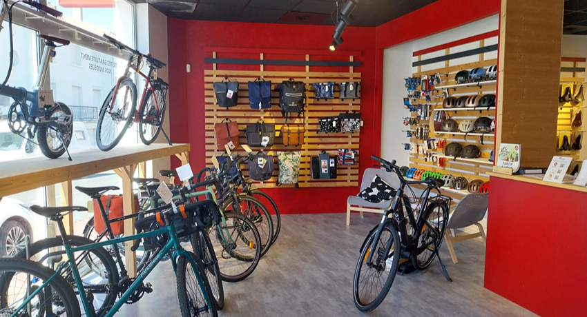 Des sacoches, des antivols et divers accessoires ainsi que des vélos de gravel dans le nouveau magasin Cyclable Royan.