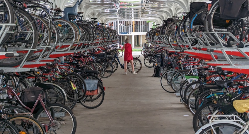 Des dizaines de vélos superposés sur deux rangées dans un parking vélo sécurisé de la gare de Nantes.