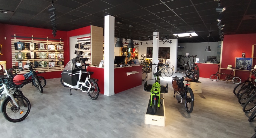 Vue générale du magasin de vélos Cyclable Royan avec des biporteurs et des longtails. 