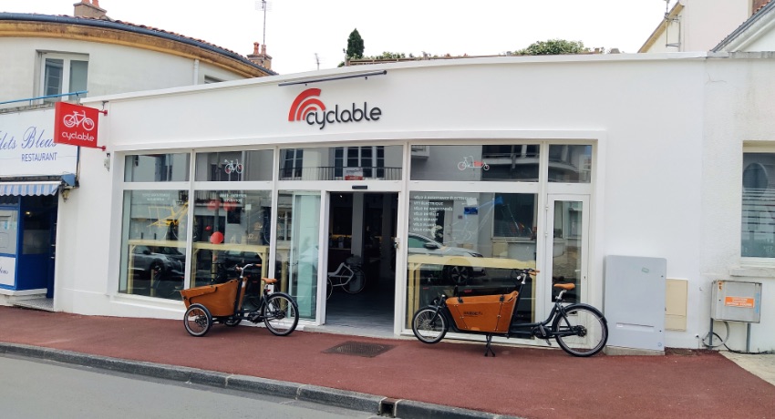 La devanture vitrée du nouveau magasin de vélos Cyclable Royan, typique de l'architecture locale. 