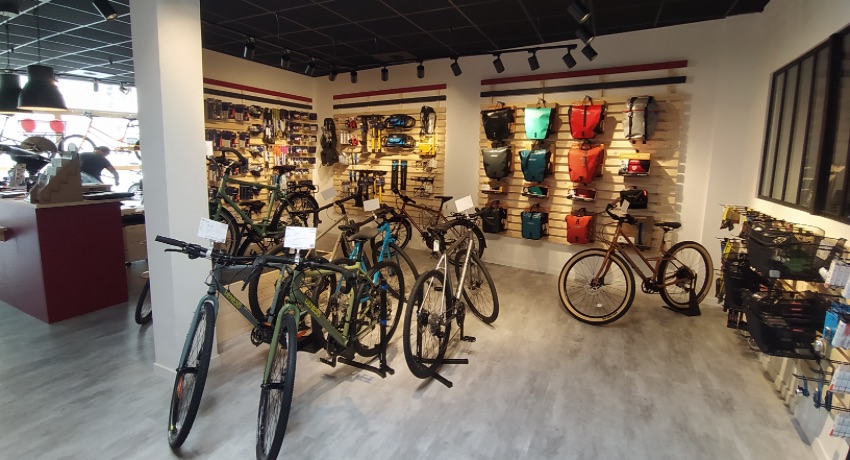 Des sacoches, des antivols et divers accessoires ainsi que des vélos de gravel dans le nouveau magasin Cyclable Royan. 