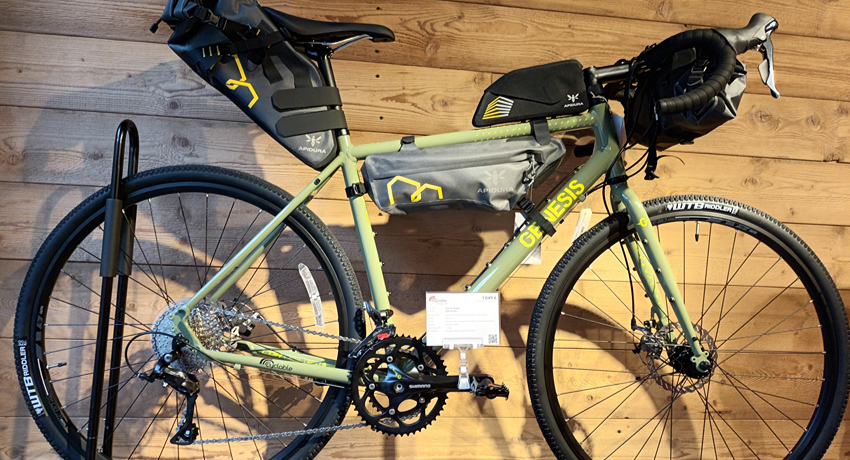 Un vélo de gravel Genesis Croix de Fer avec une parure complète de sacoches bikepacking exposé dans le showroom de Cyclable Nancy.