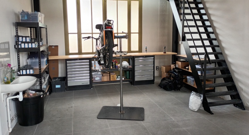 Un vélo sur le pied d'atelier de la nouvelle Maison du vélo de Rochefort.