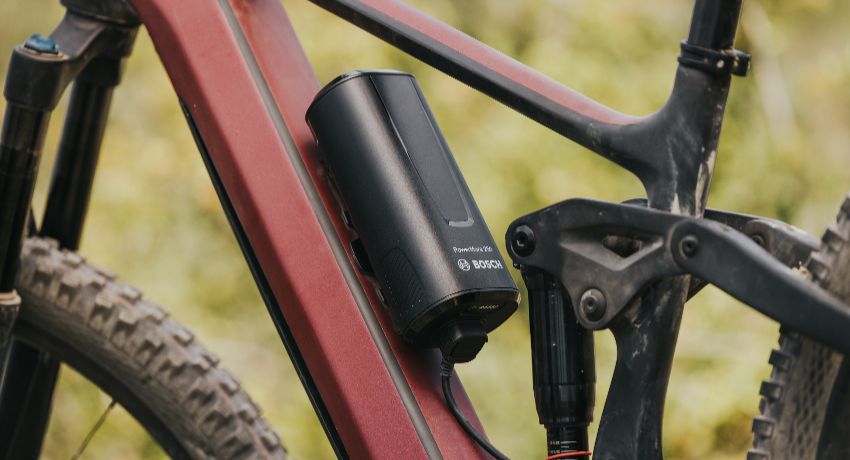 Zoom sur le prolongateur d'autonomie PowerMore 250 installé sur le cadre d'un VTTAE.