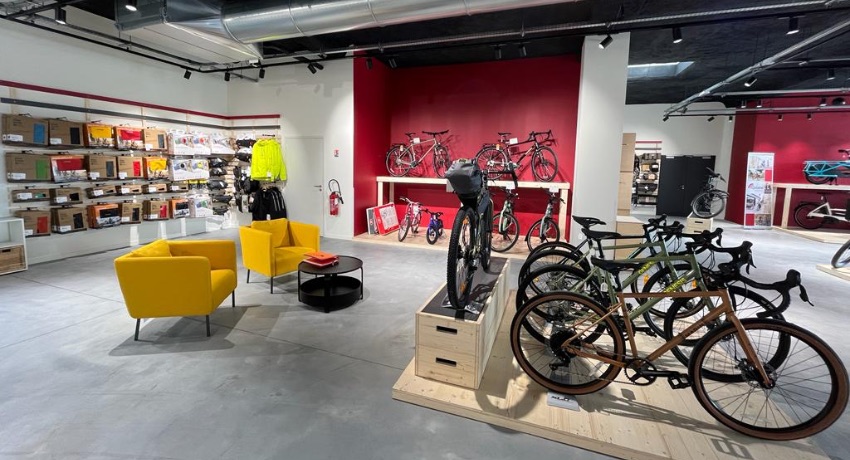 Des vélos de gravel configurés pour le bikepacking exposés devant l'espace détente du magasin Cyclable Nantes Beaujoire.