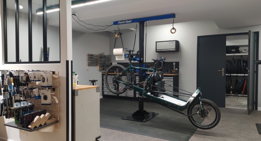 L'atelier dernier cri de l'espace Cyclable Entreprises/Ridy Paris 13 avec un biporteur en réparation. 