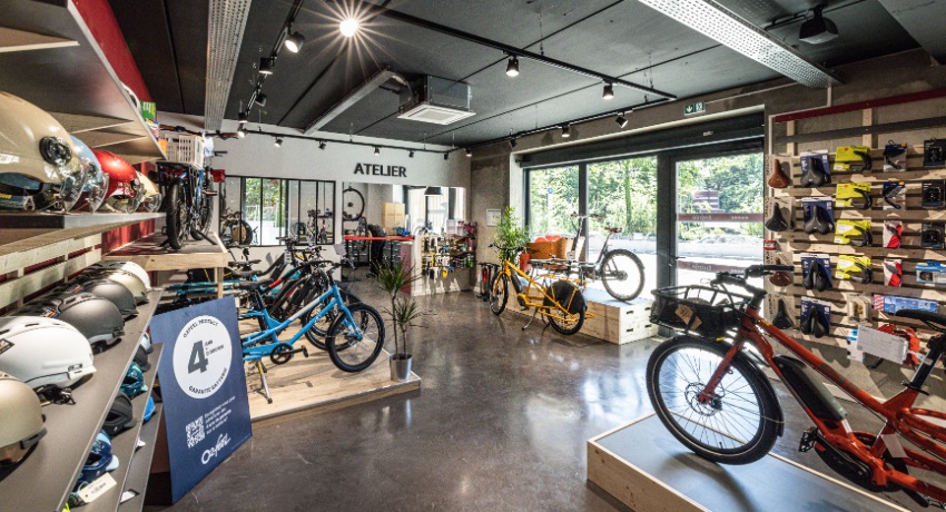 Des longtails et biporteur en exposition dans le magasin de vélos Cyclable Grenoble-Meylan.