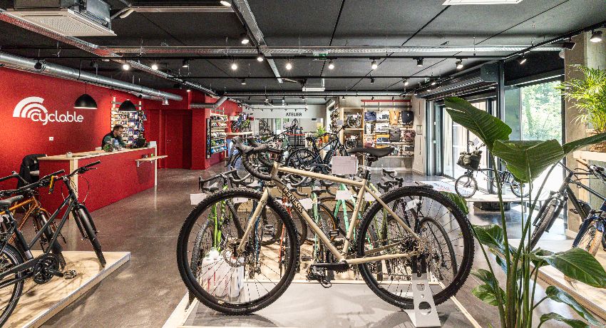 Vue générale sur les vastes espaces de vie de Cyclable Grenoble-Meylan avec de nombreux vélos de gravel et VAE en exposition.