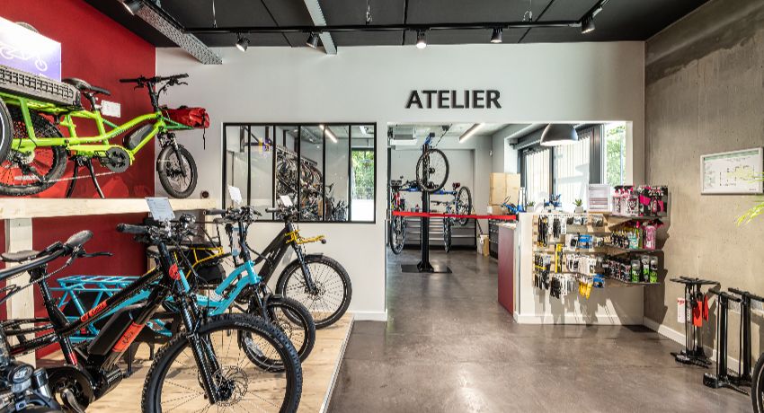 Vue sur l'atelier moderne de Cyclable Grenoble-Meylan.
