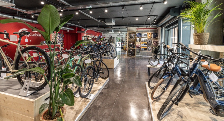 Vue générale sur les vastes espaces de vie de Cyclable Grenoble-Meylan avec de nombreux vélos de gravel et VAE en exposition.