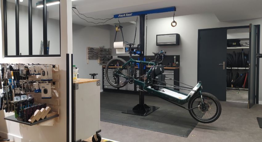 L'atelier dernier cri de l'espace Cyclable Entreprises/Ridy Paris 13 avec un biporteur en réparation.