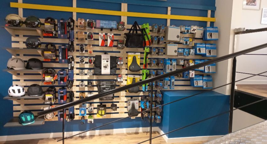 Un présentoir d'accessoires dédiés au vélotaf chez Cyclable Entreprises Paris 13.