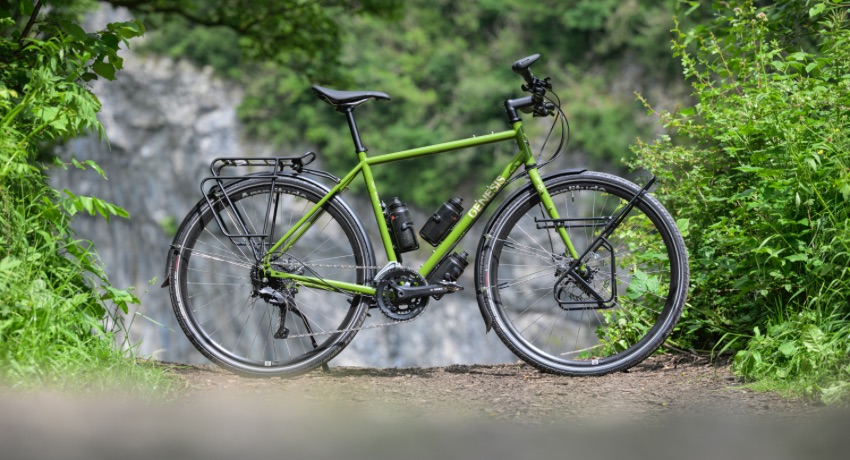 Le nouveau Tour de Fer 10 avec ses portes-bagages sur un chemin surplombé par des parois rocheuses.