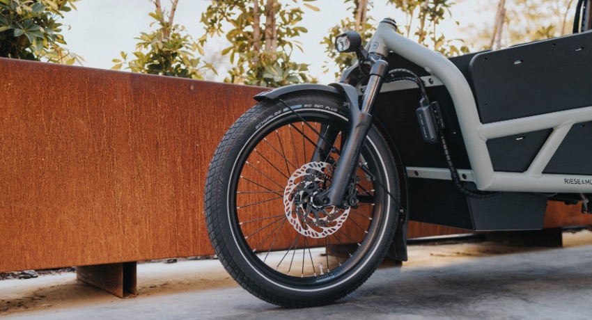 Gros plan sur la roue avant d'un biporteur équipé de l'ABS de Bosch.