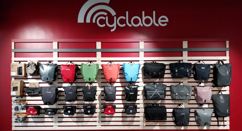 Un large éventail de sacoches dans le magasin de vélo Cyclable Montreuil.