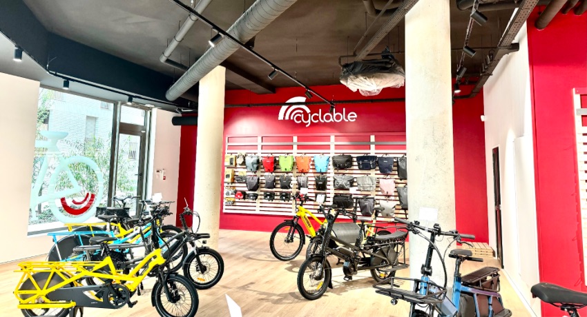Le vaste espace de vente du nouveau magasin Cyclable Montreuil avec des vélos pliants et longtails.