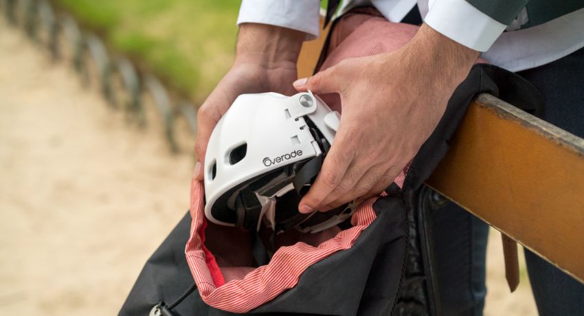 Gros plan sur le casque pliant Overade Plixi Fit en train d'être introduit dans un sac à dos.