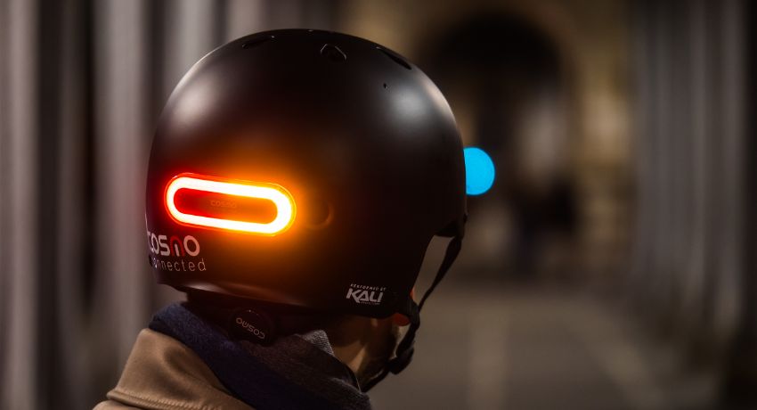 Une personne casquée vue de dos la nuit avec le dispositif intelligent et connecté Cosmo Ride.